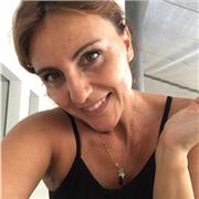 Sono una professoressa di violino che ama lavorare con i bambini. Mamma di 2 figli che amano la musica perché a casa ci divertiamo a suonare .
Il mio motto: divertiamoci conoscendo la musica